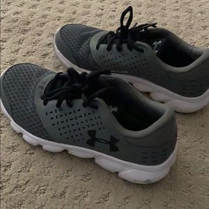 Boys 5.5 under armour shoes